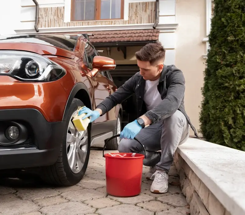 Lavage auto à domicile Beaufort-en-Anjou : professionnel intervenant sur un véhicule
